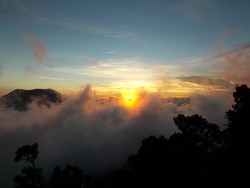 Menikmati Sunset di Gunung Marapi, Sumbar