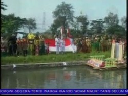 Peragaan Busana di Atas Sungai