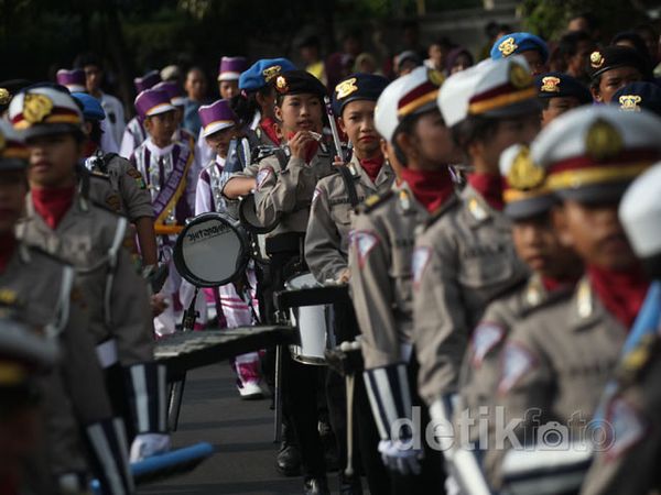 Marching Band Polisi Cilik Hibur Pengunjung HBKB