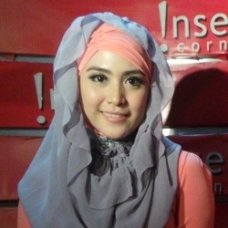 Meski Masih Menyusui, April Jasmine Ingin Tetap Trendi Berhijab