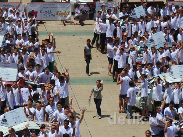 Lomba Memegang Mobil dengan 1 Telapak Tangan