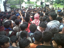 Minta Atut Dimakzulkan, Mahasiswa Jebol Gerbang DPRD Banten