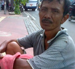 Kisah Suhardi, Jalan Kaki Keliling Jakarta Menjajakan Batu Asahan Pisau