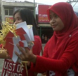 Peringati Sumpah Pemuda, Pemuda Yogya Bagikan Seribu Merah Putih