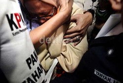  Ketua Komisi II DPR Jenguk Chairun Nisa di Rutan KPK