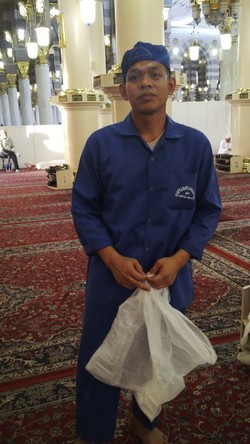 Abidin, Pak Haji Asal Kediri Penjaga Kebersihan Masjid Nabawi