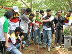 Pengendara Motor Bersihkan Ciliwung dan Tanam 1.200 Pohon