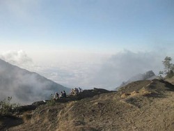 Rayakan Lulus Kuliah dengan Mendaki Rinjani