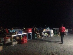 Malam di Kupang, Asyiknya Nongkrong di Pantai Tedis