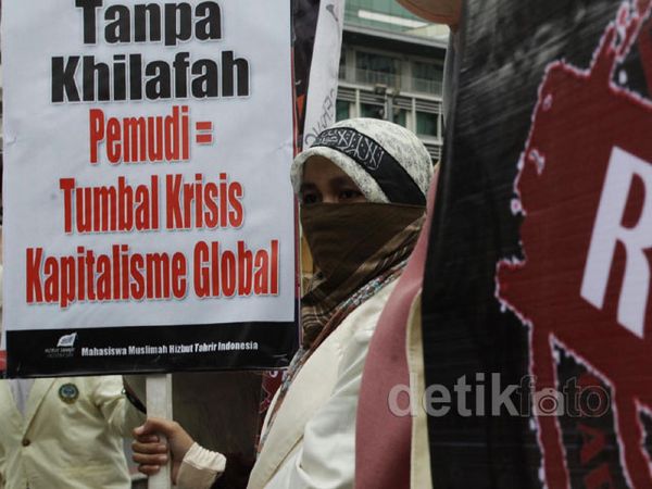 Muslimah HTI Demo di Bundaran HI