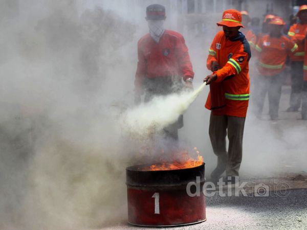 Warga Pekojan Ikuti Latihan Kebakaran
