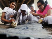 Siswa SMK Belajar Membuat Wayang