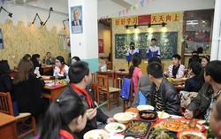 Di China Bisa Bernostalgia di Restoran Bergaya Sekolahan