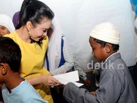 Dapat Gelar Datuk, Rossa Berbagi dengan Anak Yatim