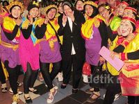 Walikota Surabaya Goyang Caesar Bareng Warga