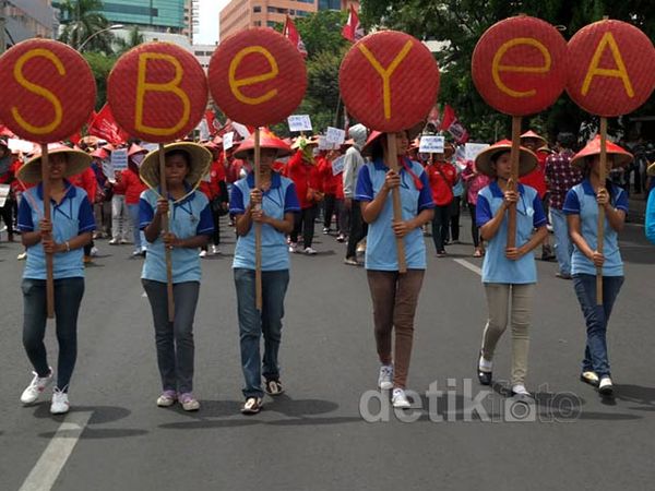 Buruh Demo, Sebut Esbeye Alay