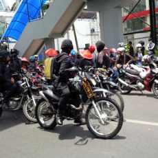 Demo Buruh di Grahadi Dikawal Ketat, Lalin Basra Padat