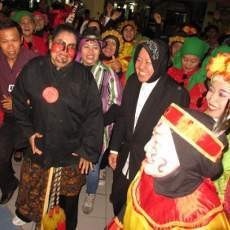 Ketika Walikota Risma Goyang Caisar Bareng Warga Surabaya