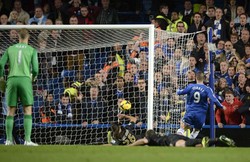 Chelsea memastikan kemenangan berkat gol Fernando Torres di menit 90. Gol itu berawal dari kesalahan koordinasi Matija Nastasic dengan Joe Hart. REUTERS/Paul Hackett.