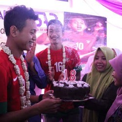 Ultah ke-17, Muchlis Hadi Malah Dapat Kue Ultah ke-18