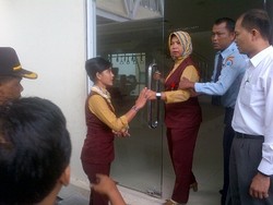 Satpam Bandara SSK II Pekanbaru Sempat Redamkan Emosi Azlaini Agus