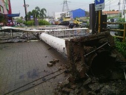 Papan Reklame di Giant Pamulang Square Roboh