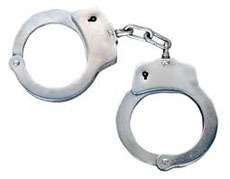 Keji! Bayi Dikurung Hidup-hidup di Bagasi Mobil oleh Ibunya