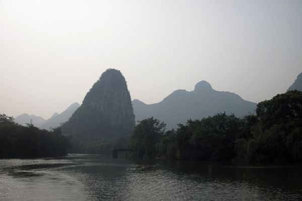 Menyusuri Sungai Bersejarah di Guilin