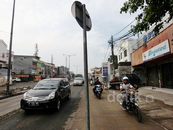 Ada Rambu Lalu Lintas di Tengah Jalan Fatmawati