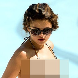 Santai di Pantai, Selena Gomez Pamer Tubuh Seksi