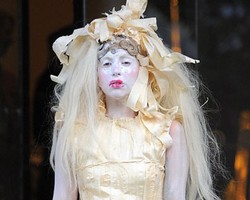 Lady Gaga Jalan-jalan dengan Tubuh Dicat Putih dan Baju dari Kertas Crepe