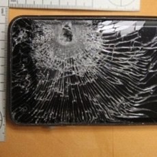 Ditembak, Pramuniaga Ini Selamat Berkat Ponsel