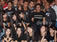 Serunya JKT48 Main Billiard Bareng Fans