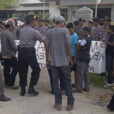 Warga Ring 1 PT Semen Indonesia Demo Tuntut Dipekerjakan