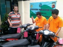 Duet Pekerja Serabutan Kompak Petik Puluhan Motor Matic di Bandung