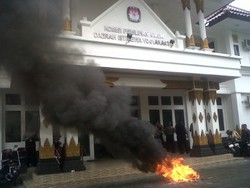 Gelar Demonstrasi, Mahasiswa Bakar Ban di Kantor KPU Yogyakarta