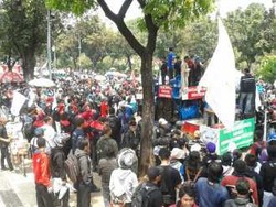  Buruh Geruduk Kantor Jokowi, Jl Medan Merdeka Selatan Ditutup