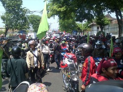 Minta Upah Rp 3 Juta, Buruh Blokir Pantura di Semarang