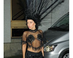 Ups, Payudara Lady Gaga Mengintip Saat Pakai Busana Merak