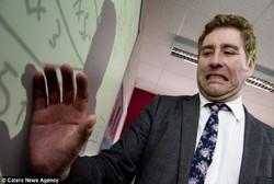 Kisah Guru yang Alergi Sekolah, Tak Bisa Pegang Pena dan Pakai Papan Tulis