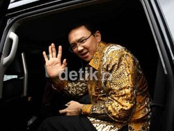Ahok Senang Duduk di Setir Mobil Mewah