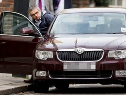 Pakai Mobil Biasa, Mr Bean Bosan dengan Supercar?
