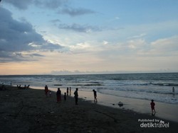 Santai Sore di Pantai Sigli, Aceh