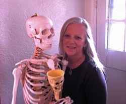 Wanita Ini Keliling Dunia Membawa Kerangka Manusia