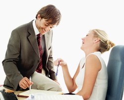 Cara Agar Tetap Bisa Profesional Saat Naksir Atasan di Tempat Kerja