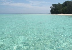 Air Laut di Pulau Yeben Raja Ampat, Bening Banget!