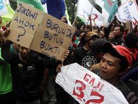 Demo Buruh Warnai Rapat Penetapan UMP Jakarta