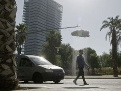 Uji Kualitas Sepatu Waterproof Geox, Pria Ini Rela 7 Hari Hujan-hujanan