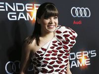 Baju Bibir One Shoulder Hailee Steinfeld