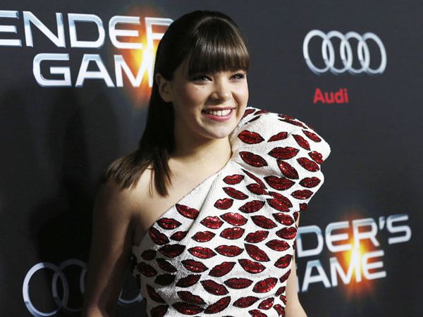 Baju Bibir One Shoulder Hailee Steinfeld